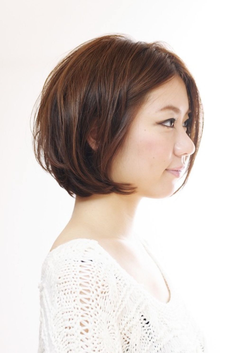 横向きのスリークボブヘアの女性