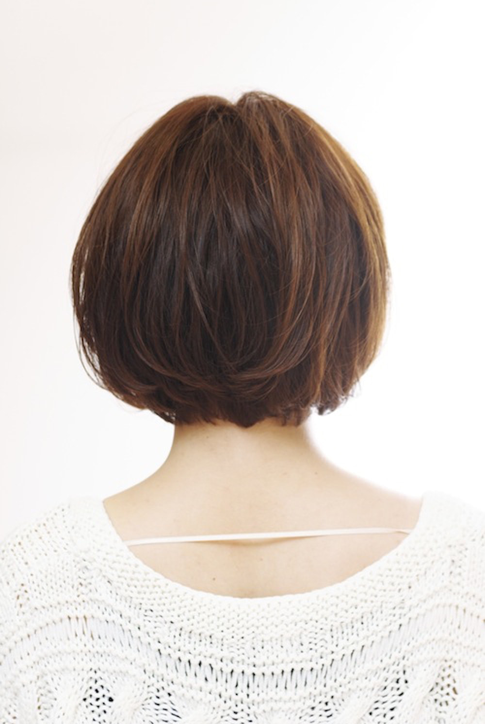 後ろ向のスリークボブヘアの女性