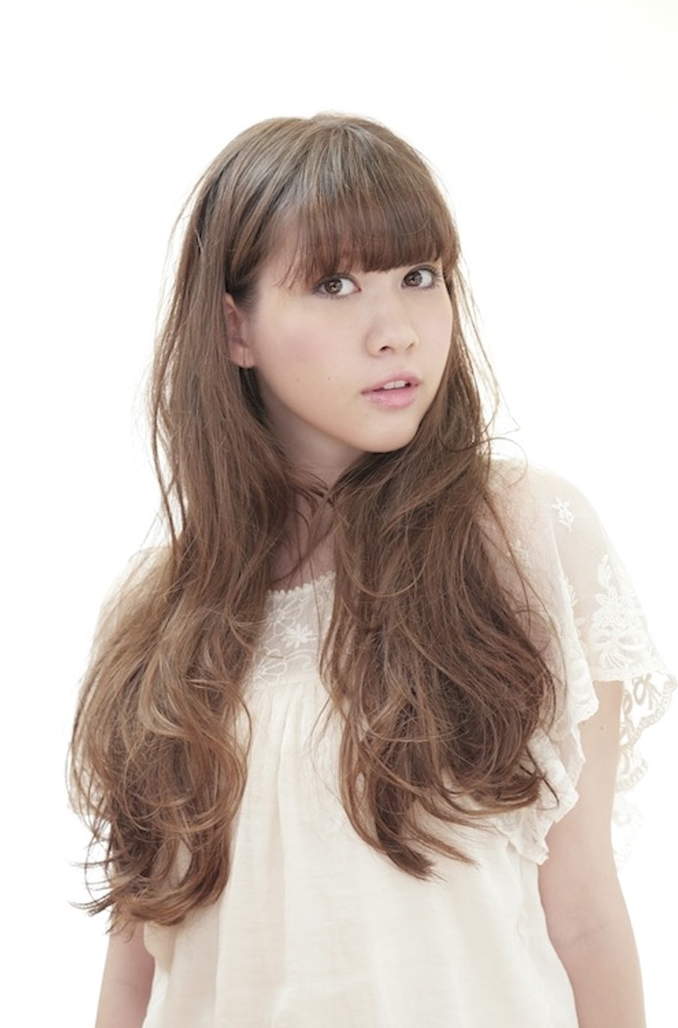 ロングウェーブヘアの女性（正面）