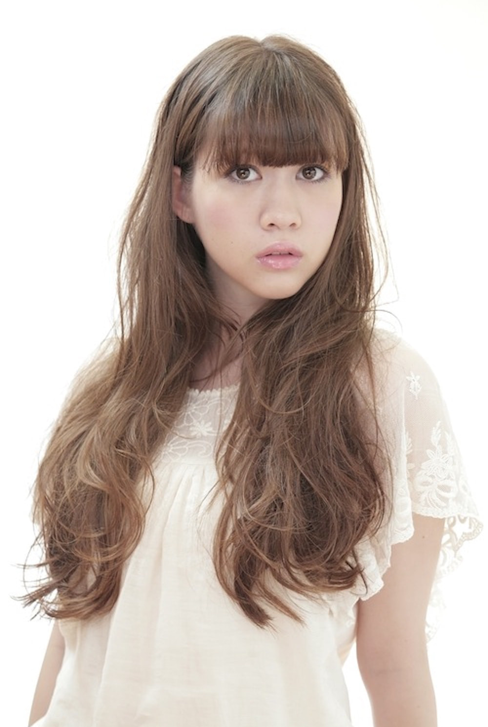 ロングウェーブヘアの女性（正面）