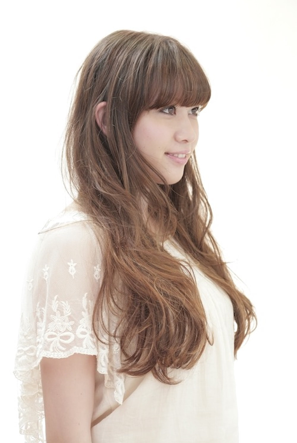 ロングウェーブヘアの女性（サイド）