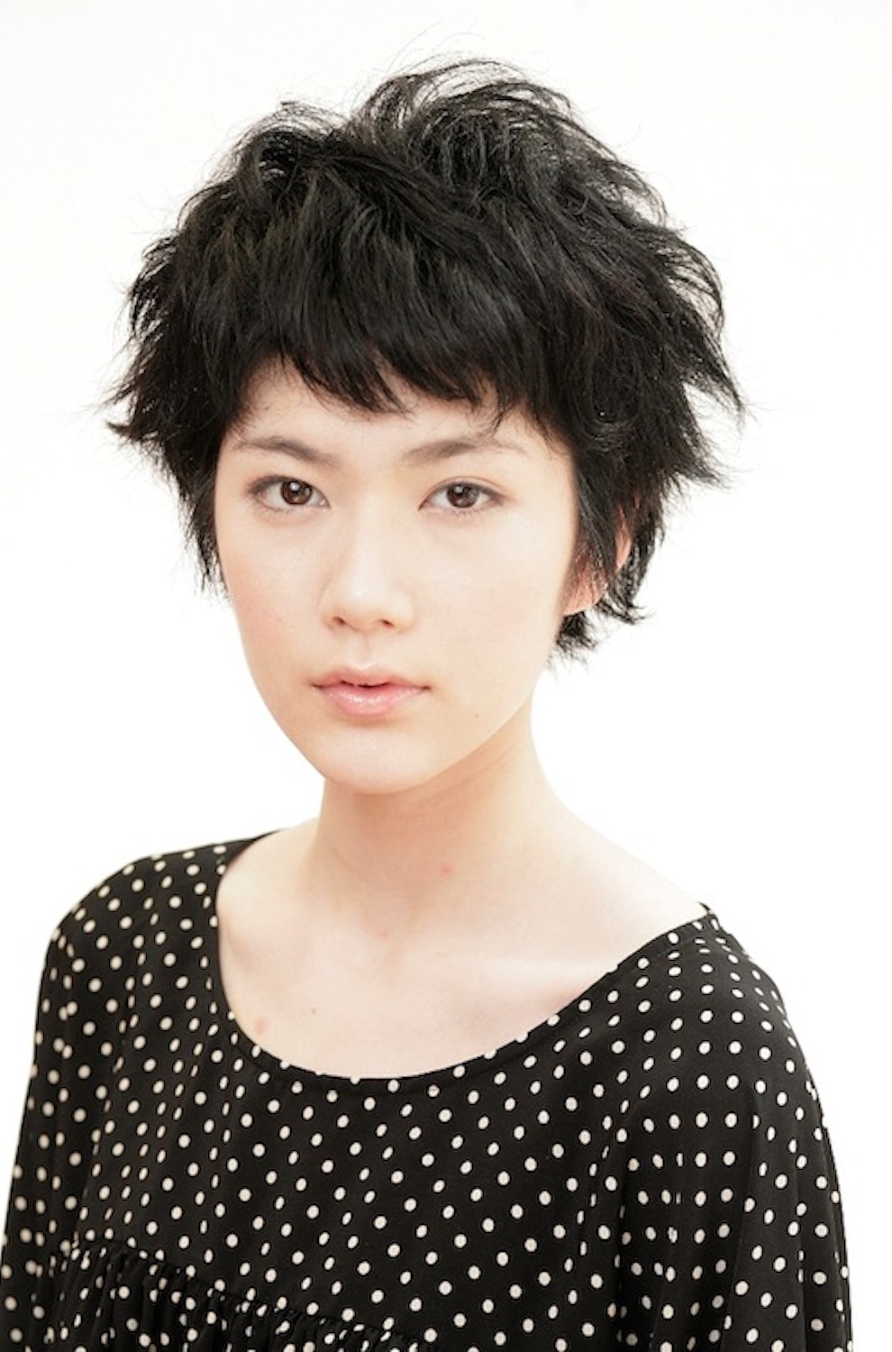 ボーイッシュヘアの女性（正面）