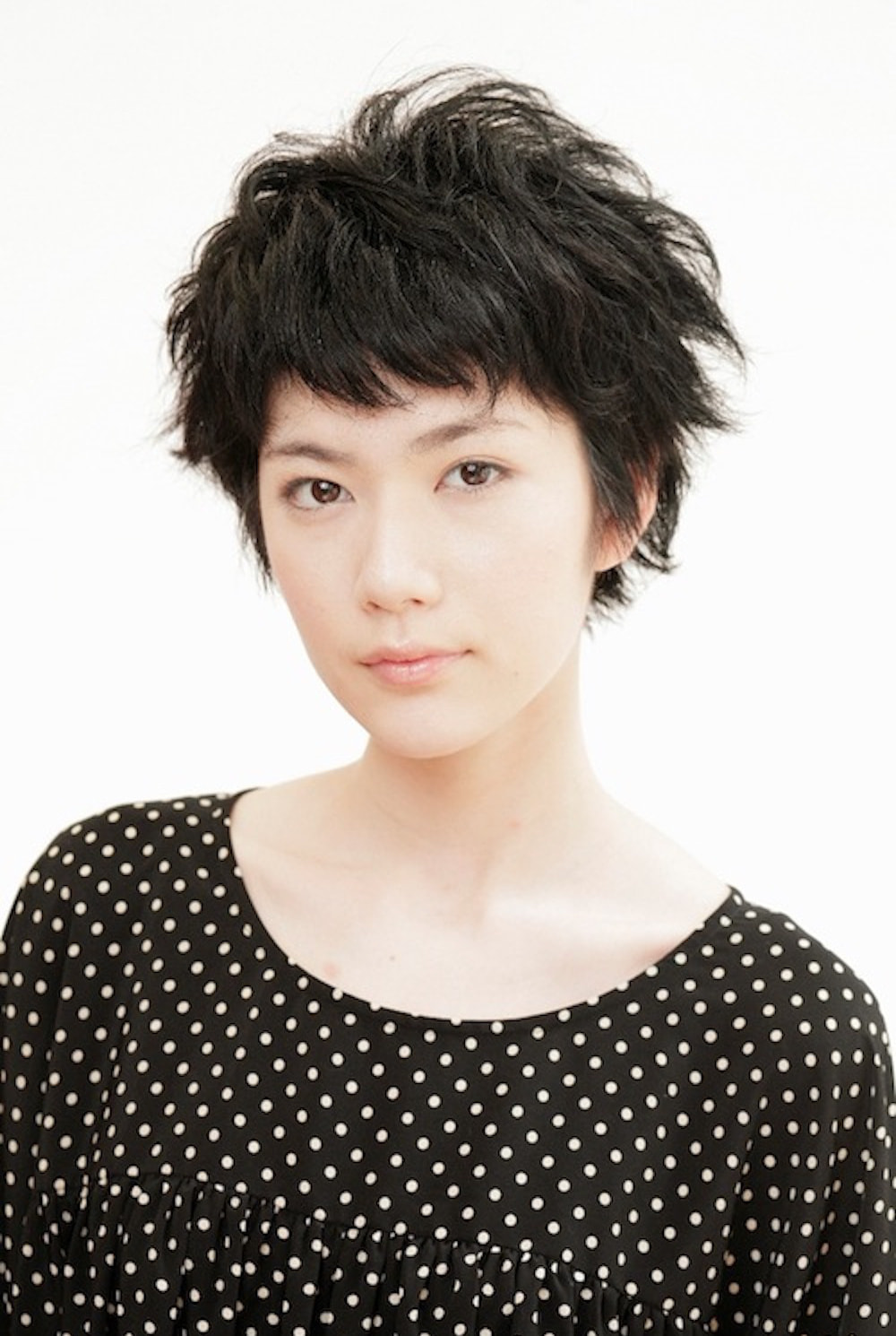 ボーイッシュヘアの女性（正面）