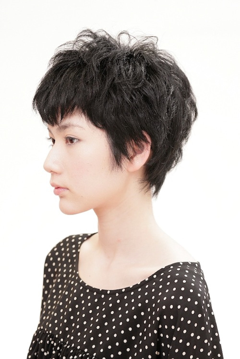 ボーイッシュヘアの女性（サイド）
