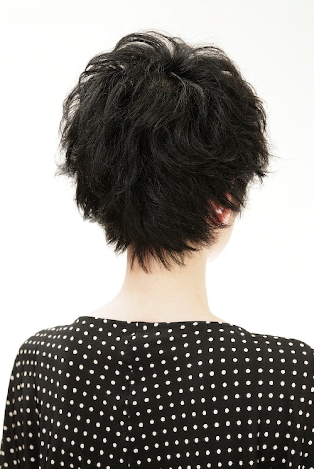 ボーイッシュヘアの女性（バック）