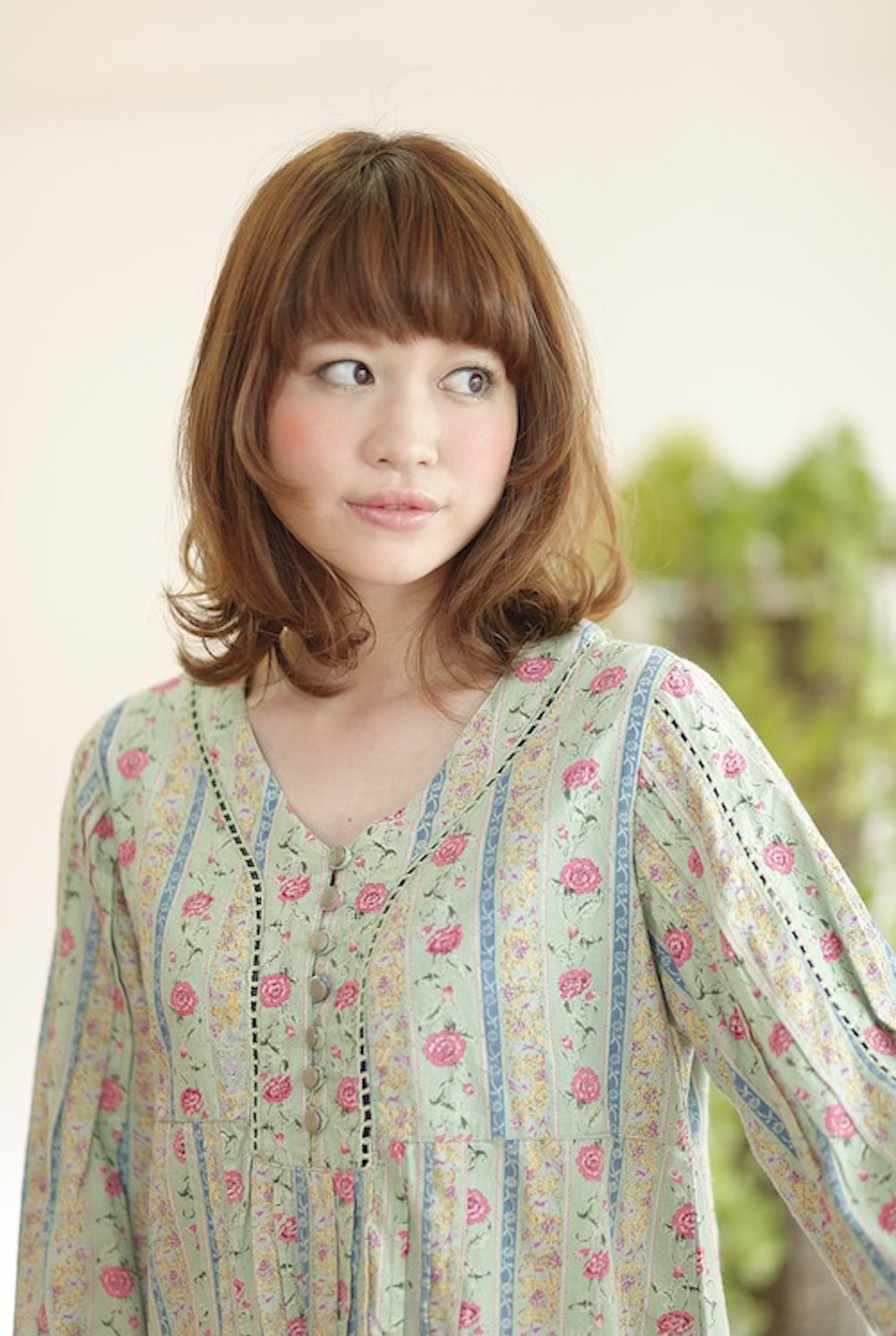 正面を向いてる外ハネヘアの女性