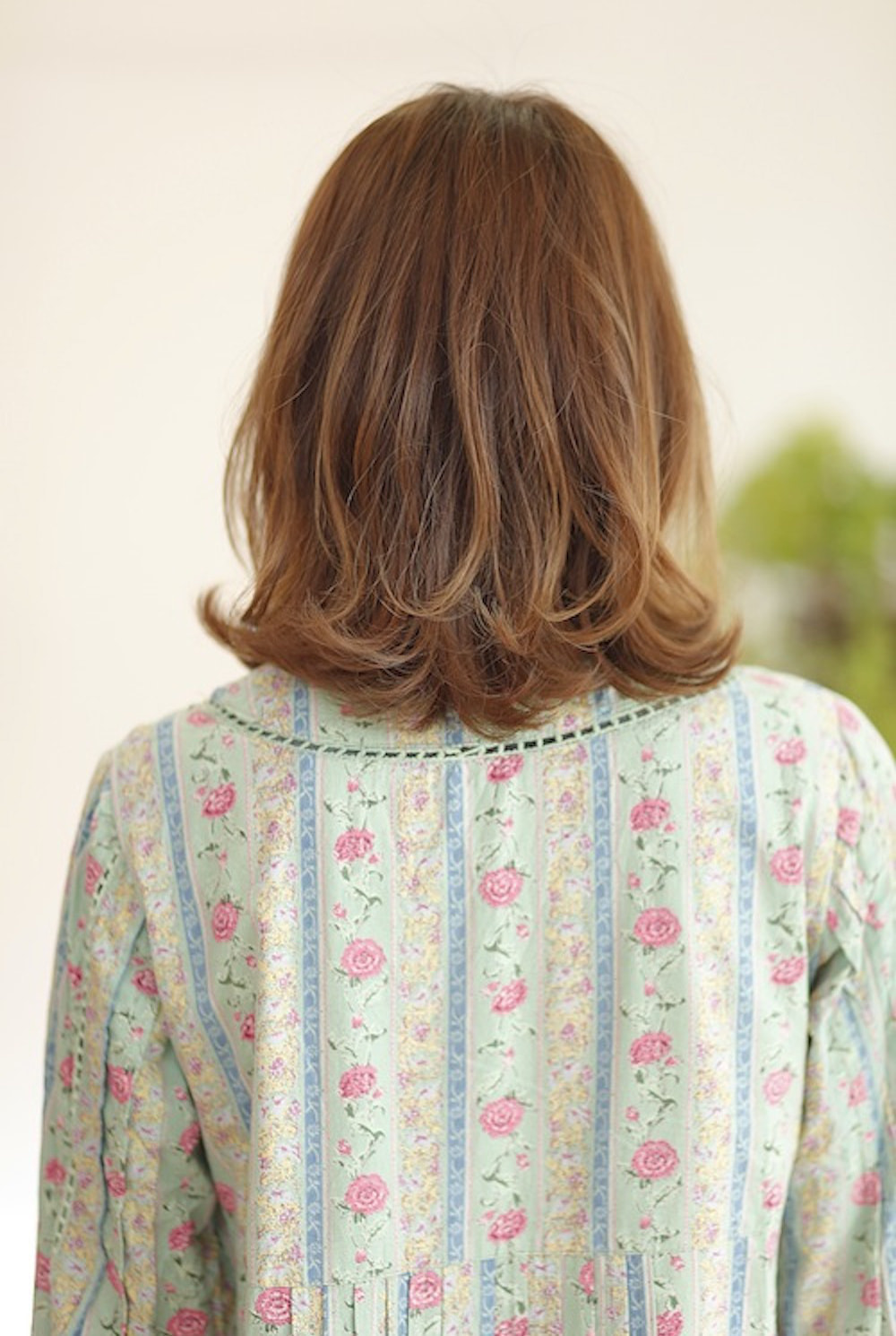 後ろ向の外ハネヘアの女性