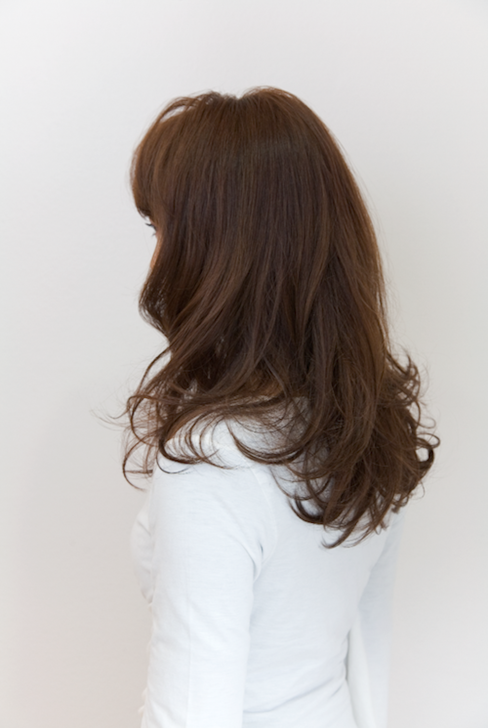 リラックスモードヘアの女性（サイド）