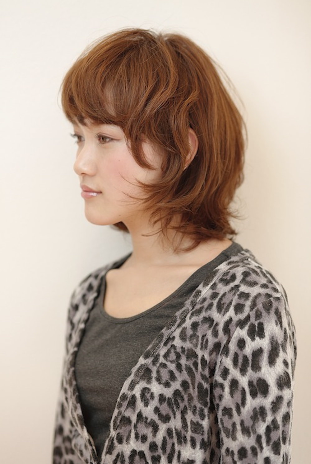 ルーズパーマスタイルの女性（サイド）