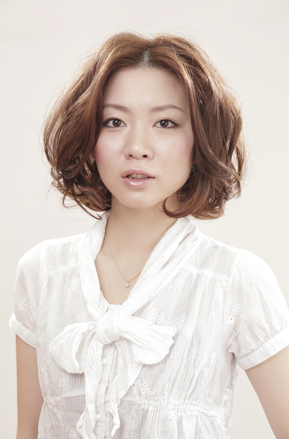 ウェーブボブヘアの女性