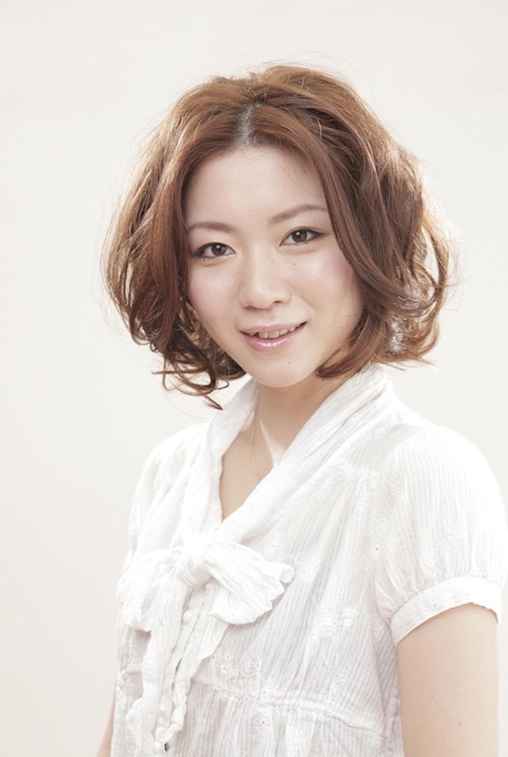 ウェーブボブヘアスタイルの女性（正面）