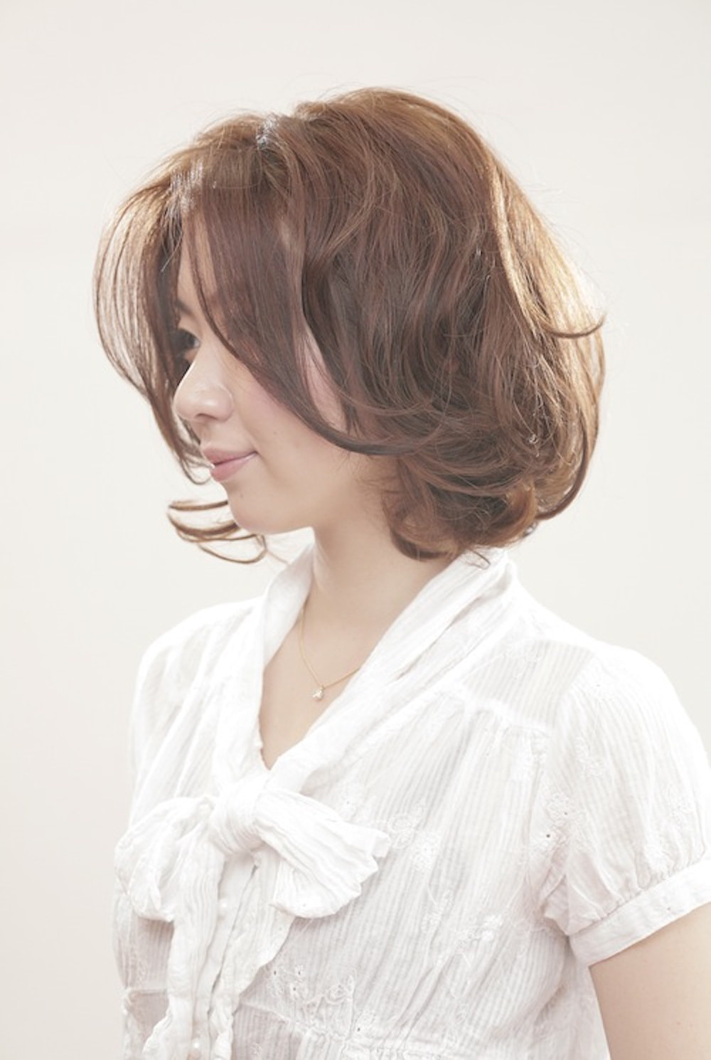 ウェーブボブヘアの女性（サイド）