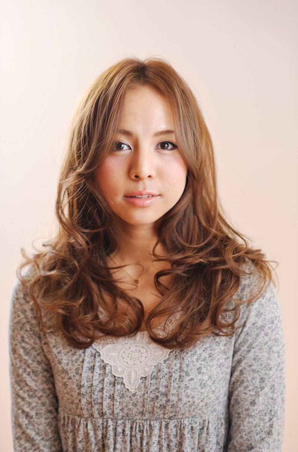 ミクスチャーロングヘアの女性（正面）