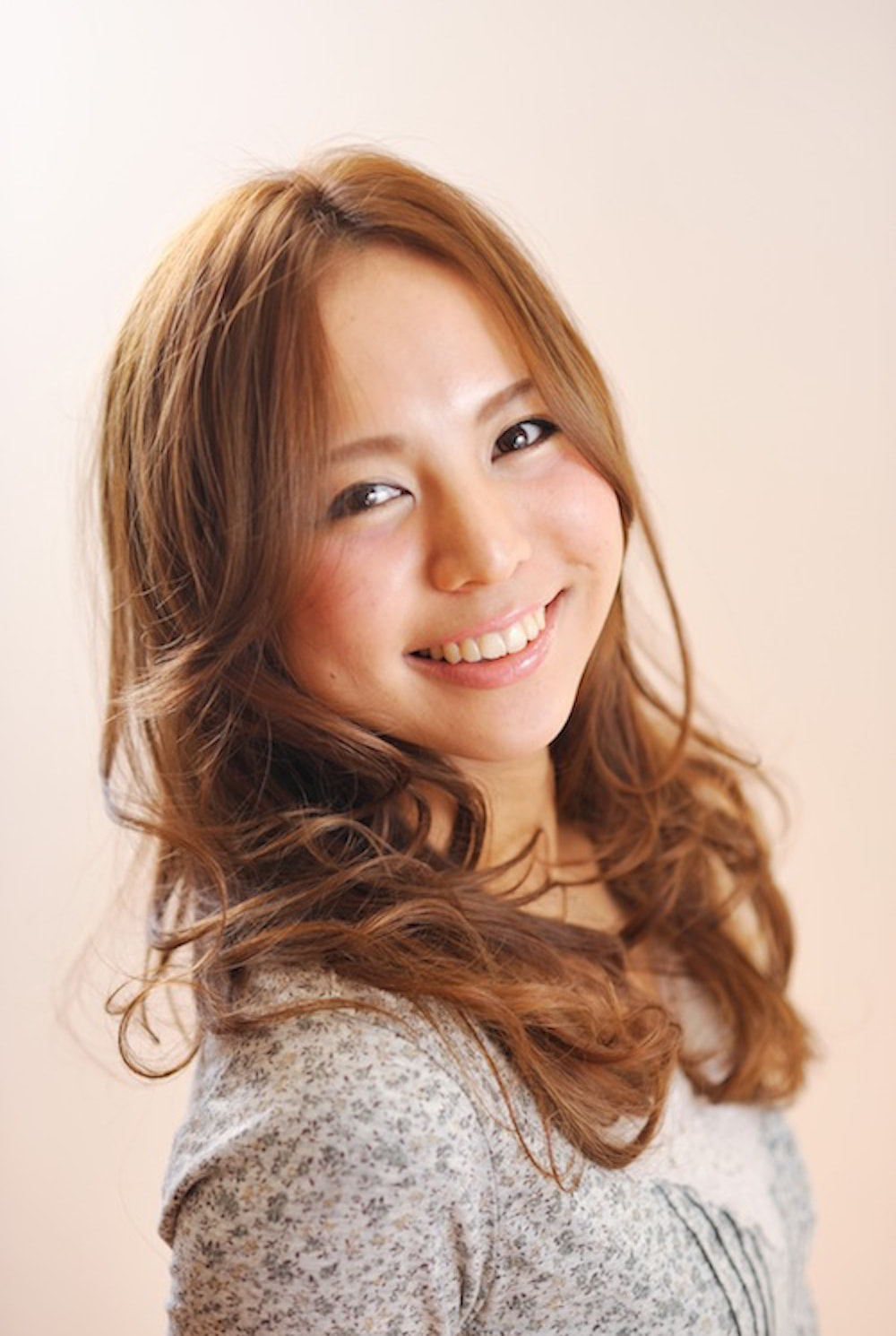 ミクスチャーロングヘアの女性（斜め横向き）