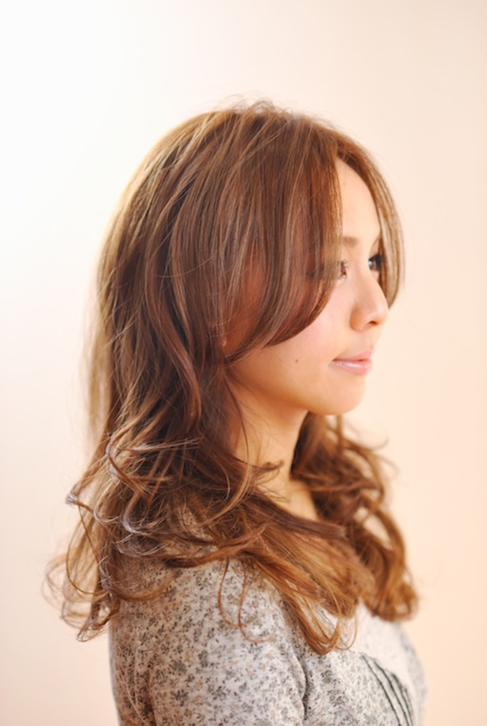 ミクスチャーロングヘアの女性（横向き）