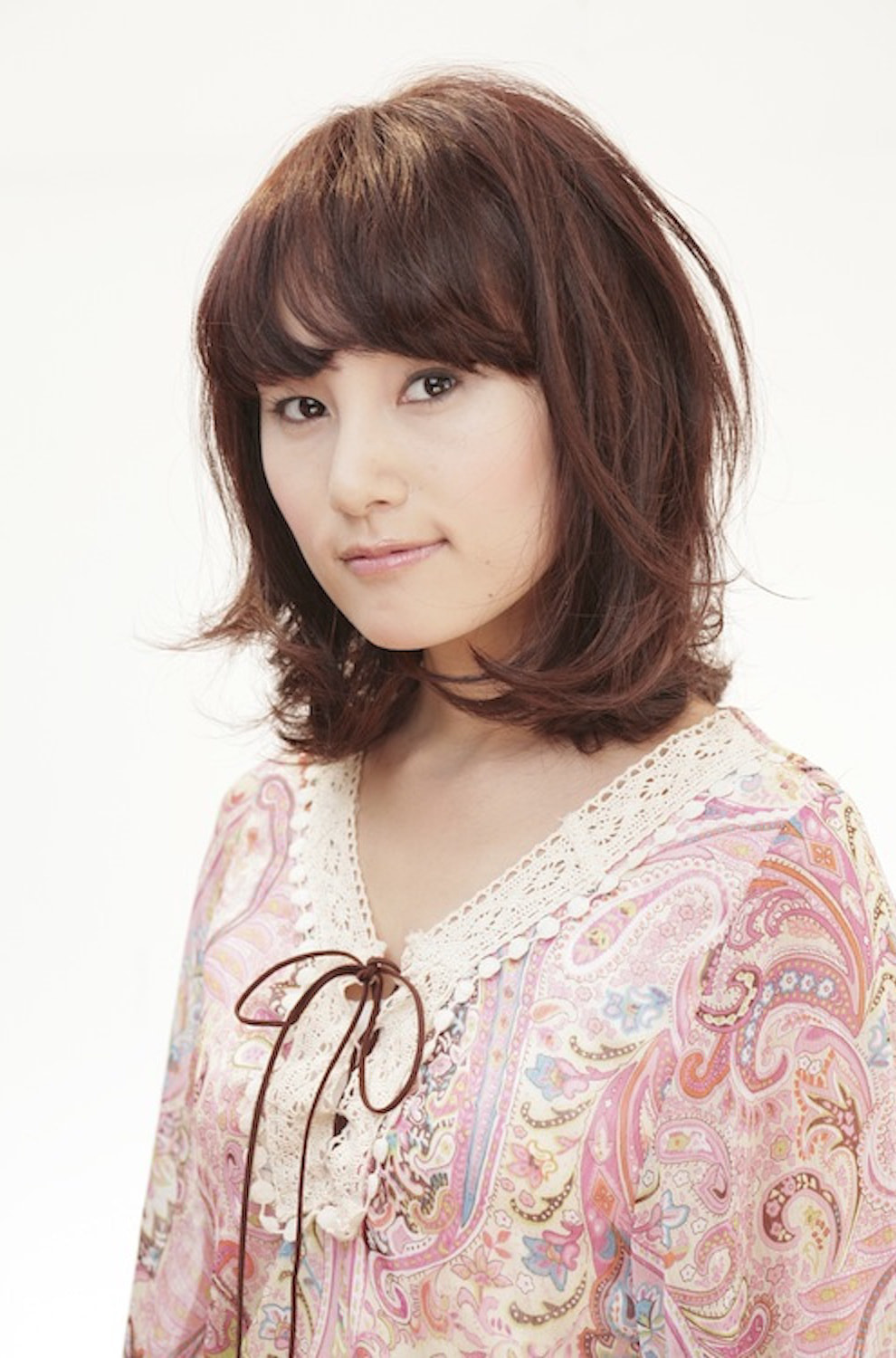 ニュアンスセミディヘアの女性（正面）