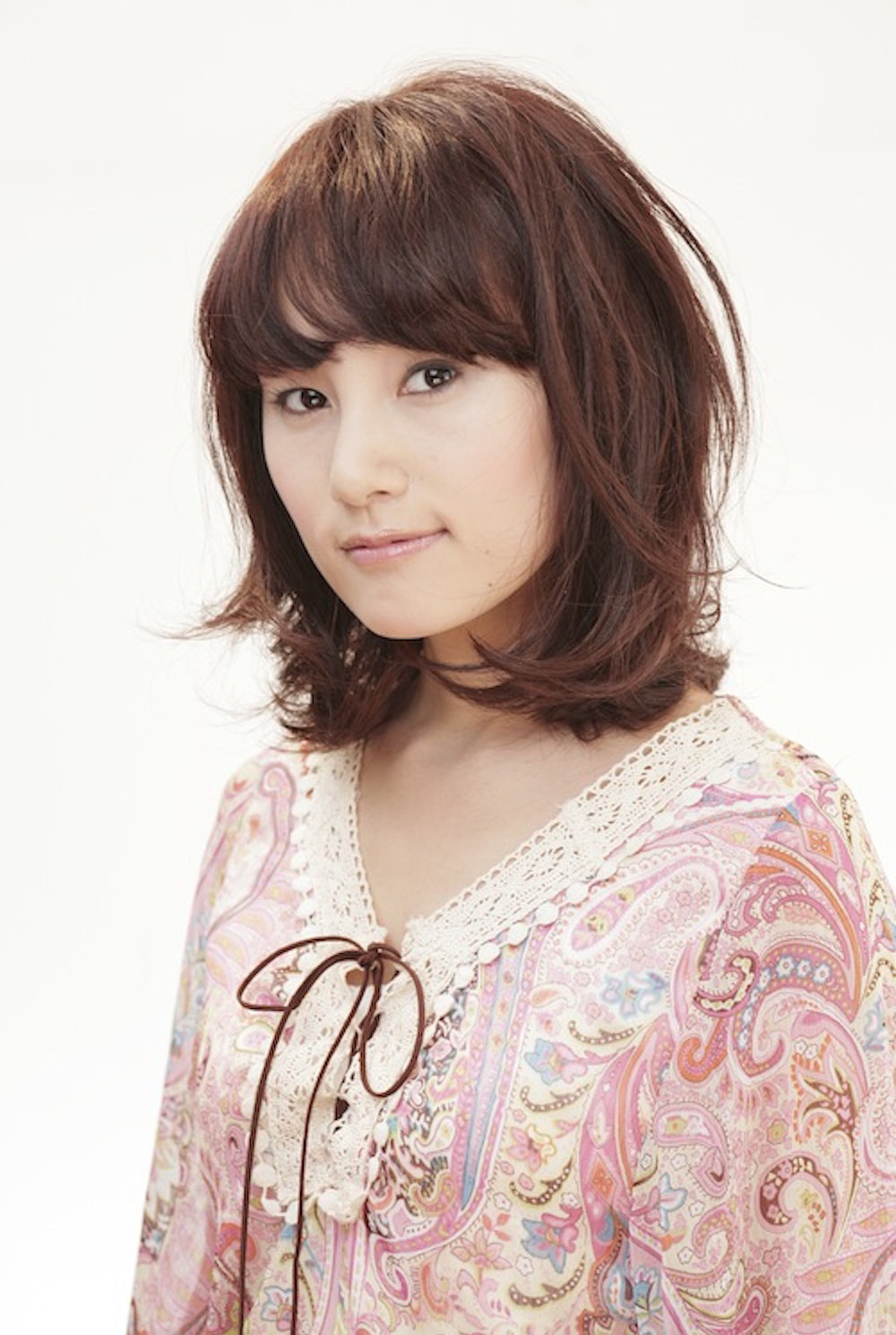 ニュアンスセミディヘアの女性（正面）