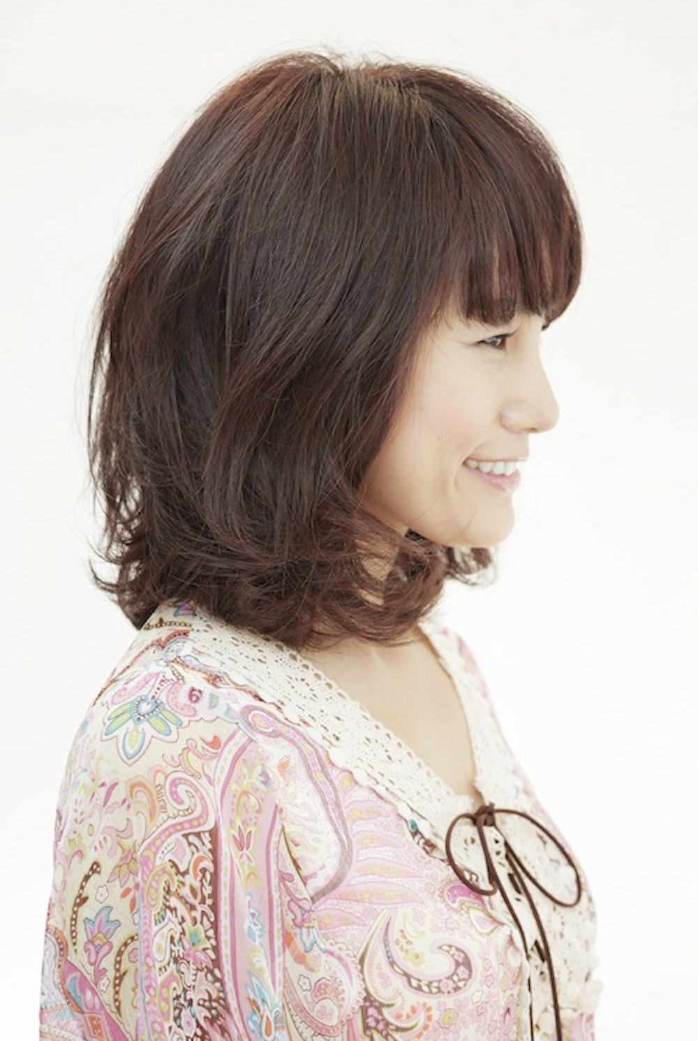 ニュアンスセミディヘアの女性（横向き）