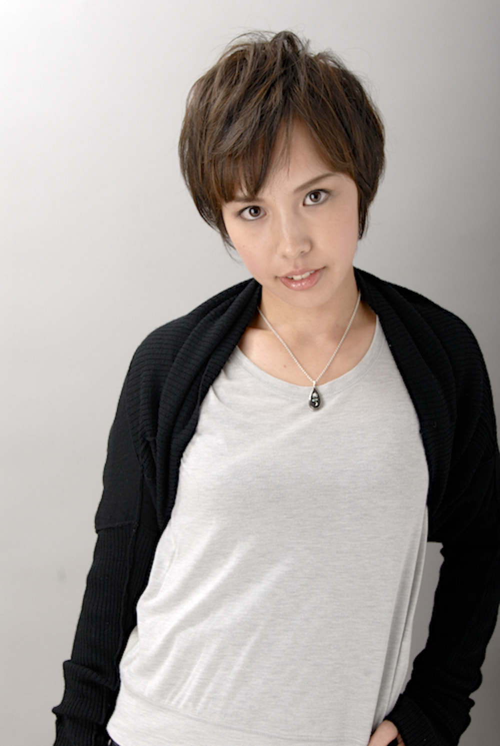 ミニマムショートヘアの女性（正面）