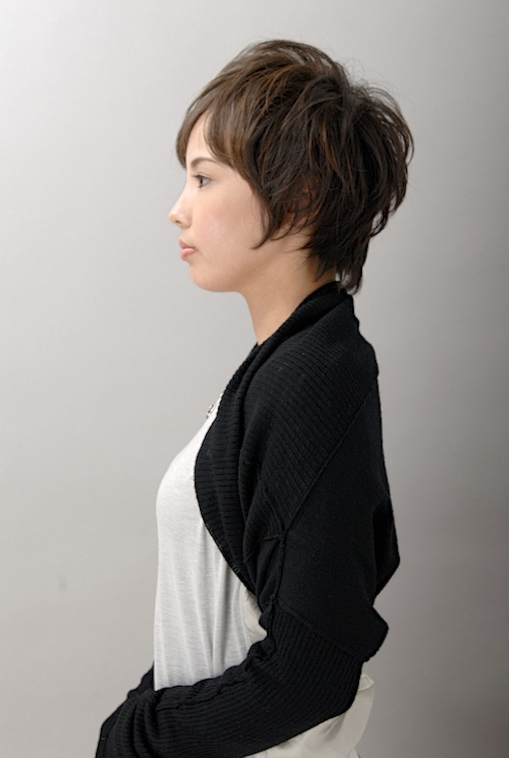 ミニマムショートヘアの女性（横向き）