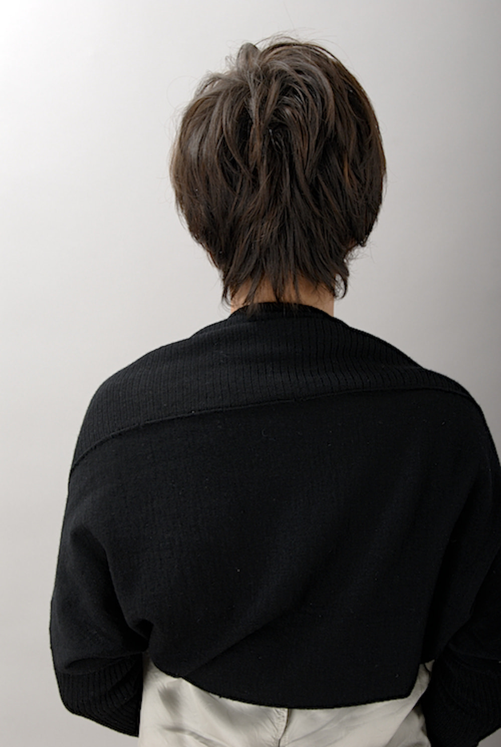 ミニマムショートヘアの女性（後ろ向き）