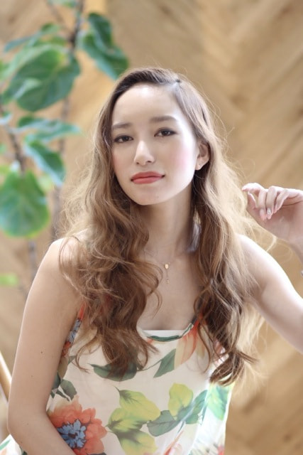 外人風ロングウェーブヘアの正面