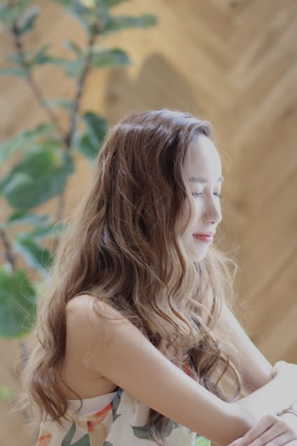 横顔のロングウェーブヘア