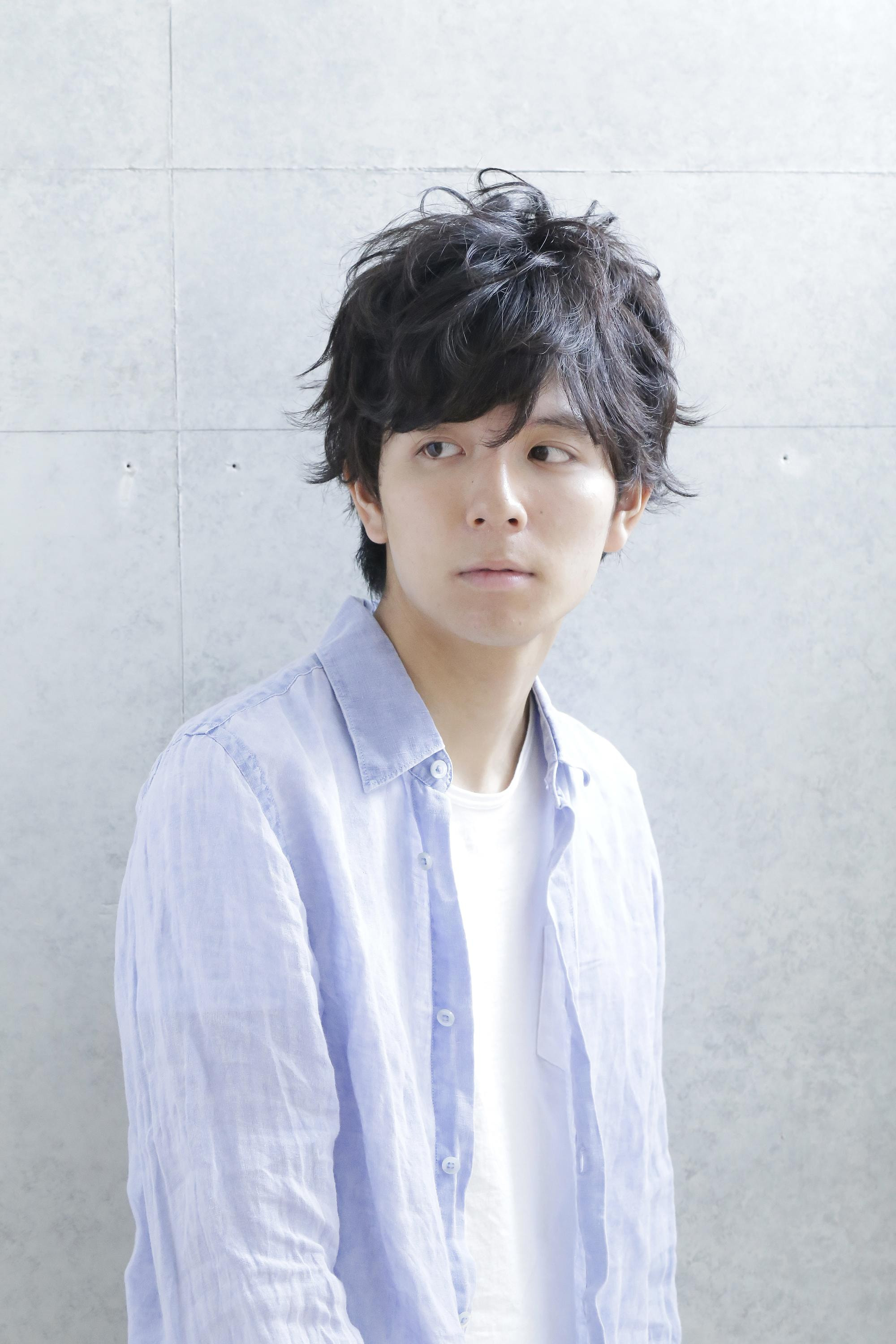 メンズナチュラルパーマの男性（斜め）