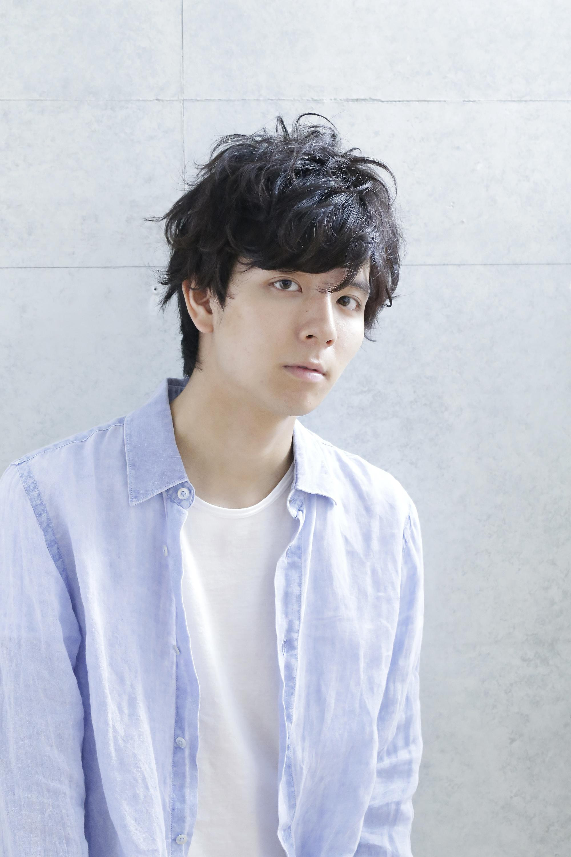 パーマスタイルの男性（右向き）