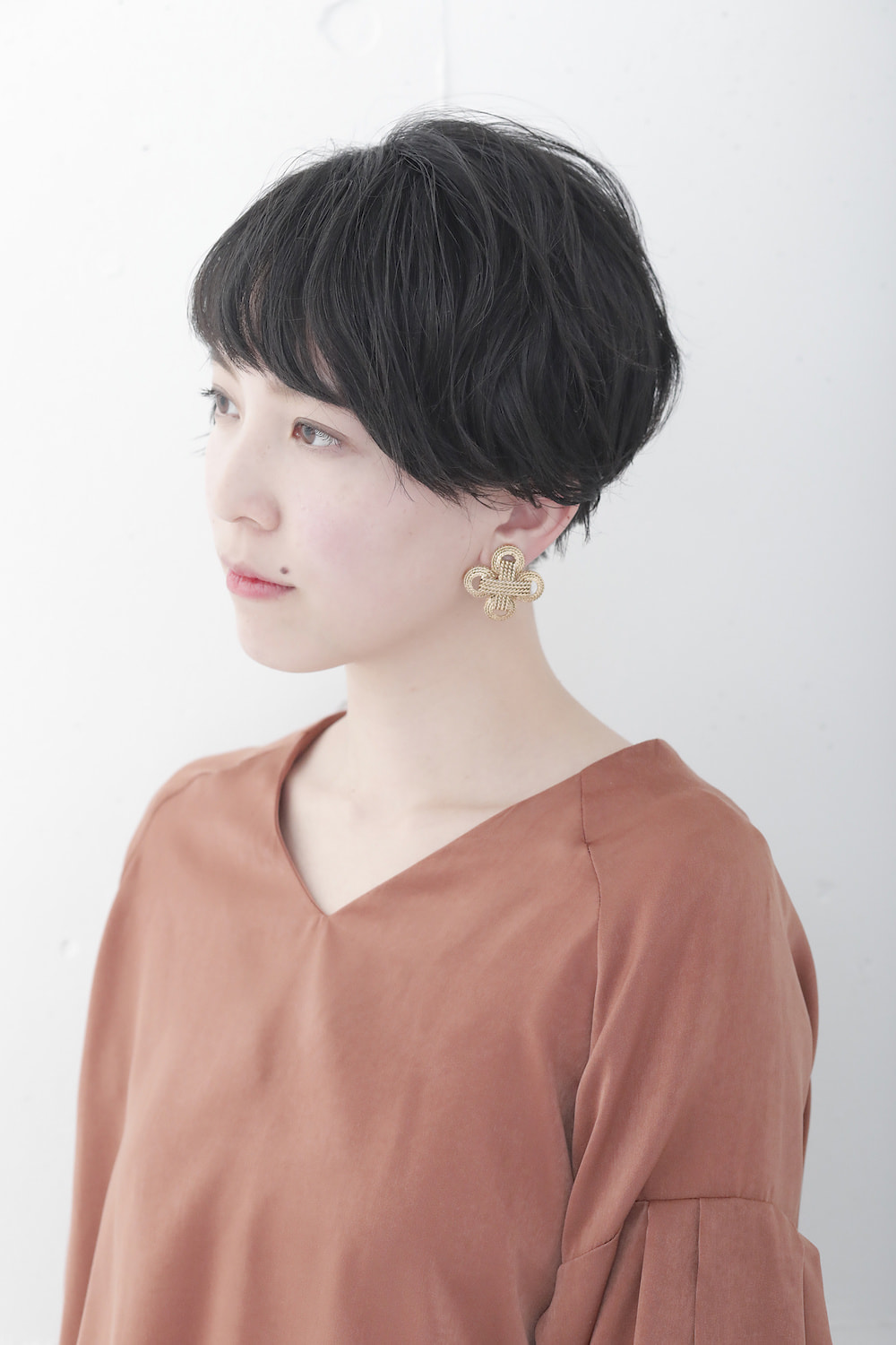 大人の黒髪ヘアスタイル（横向き）