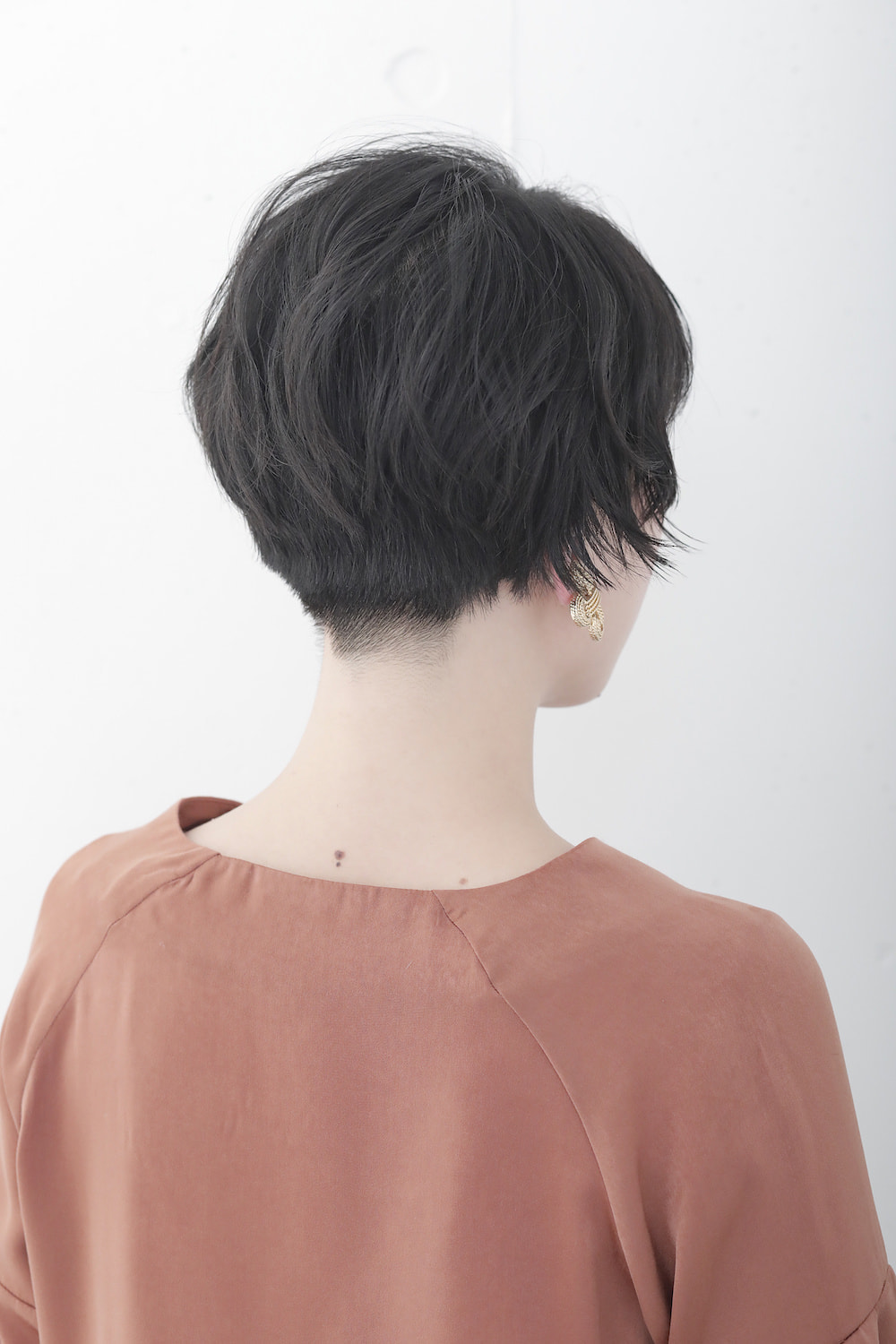 大人の黒髪ヘアスタイル（後ろ）