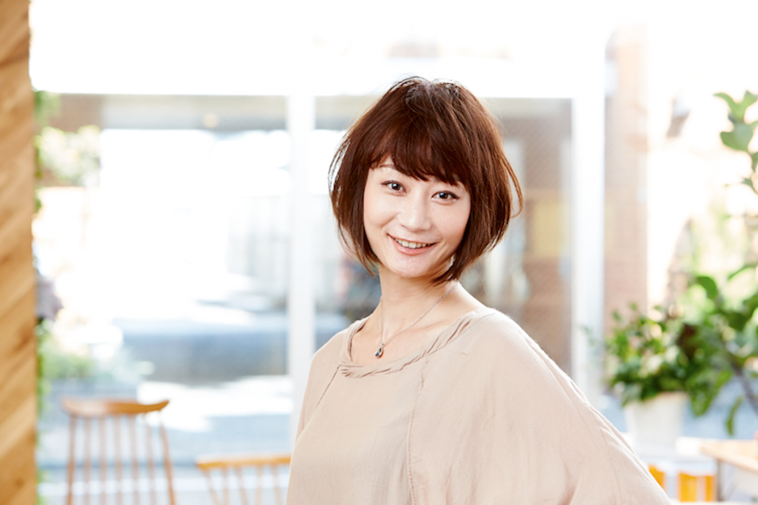 シンプルボブヘアの女性（正面）