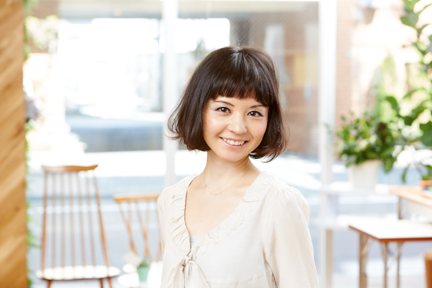 シフォンボブヘアの女性（正面）