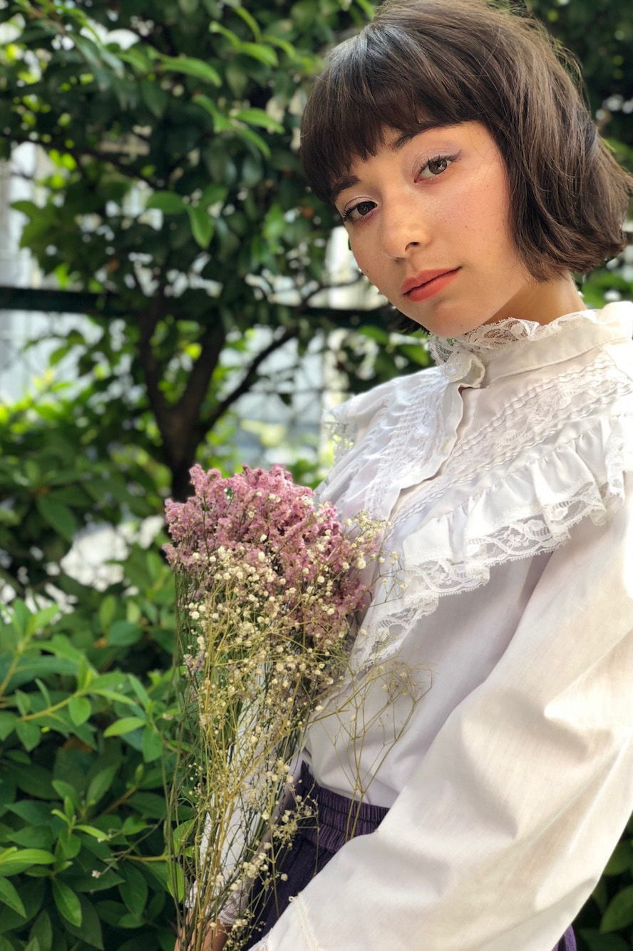 切りっぱなしボブヘアの女性