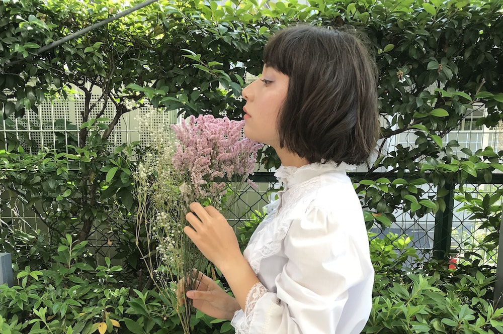 切りっぱなしボブヘアの女性（横顔）