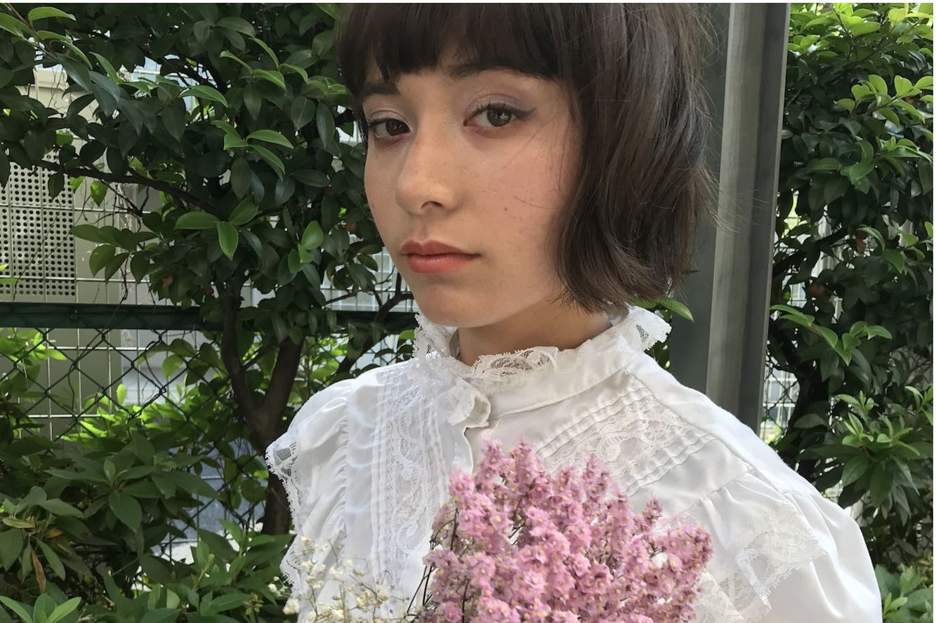 切りっぱなしボブヘアの女性（正面）