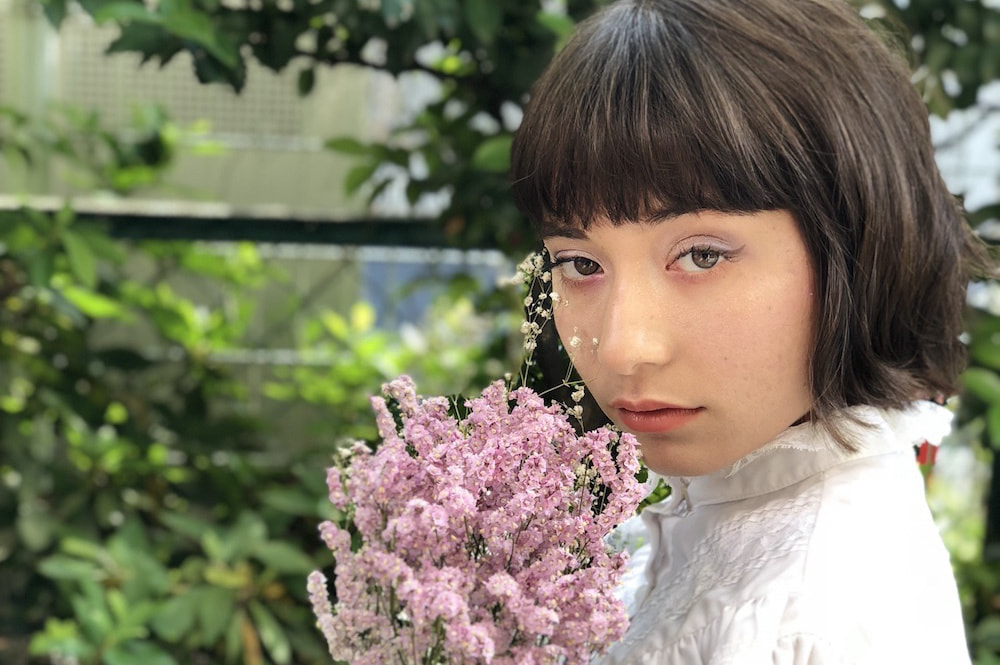 切りっぱなしボブヘアの女性（斜め横向き）