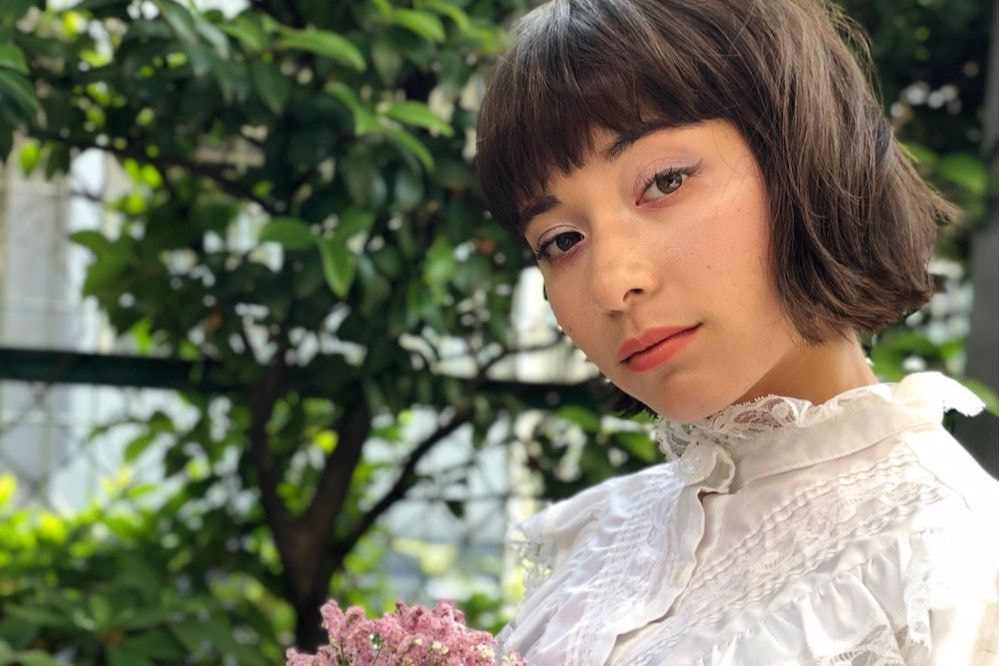 切りっぱなしボブスタイルの女性