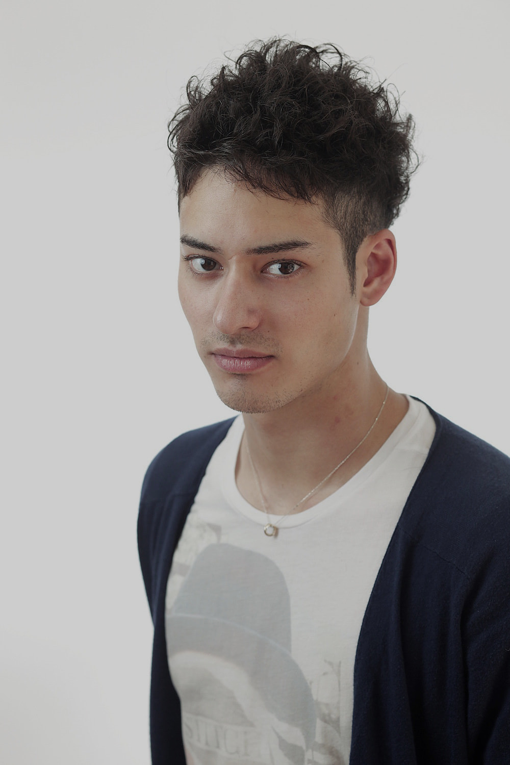 ツーブロックヘアの男性