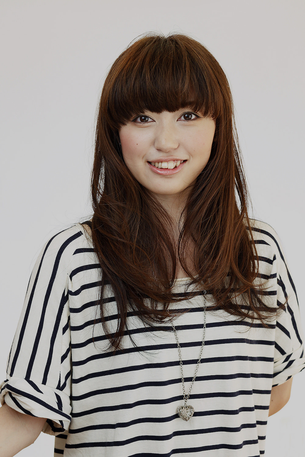 緩いパーマヘアの女性