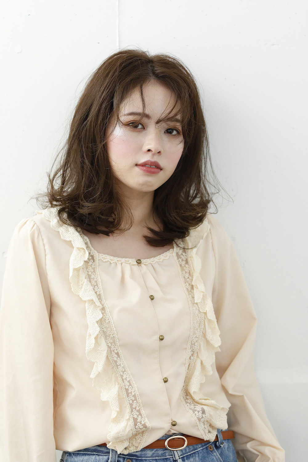 くせ毛前髪の女性（正面）