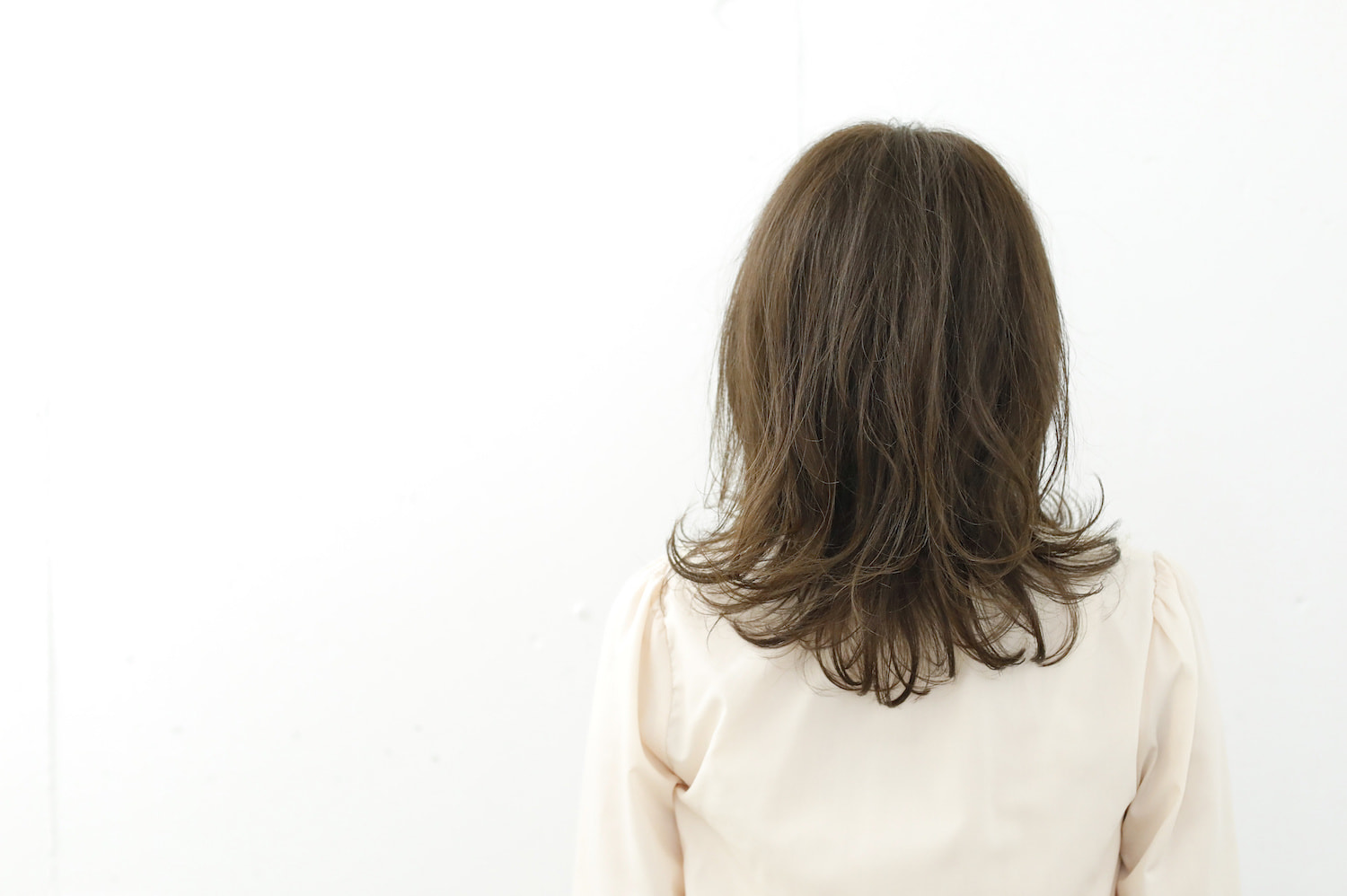 くせ毛前髪の女性（後ろ姿）