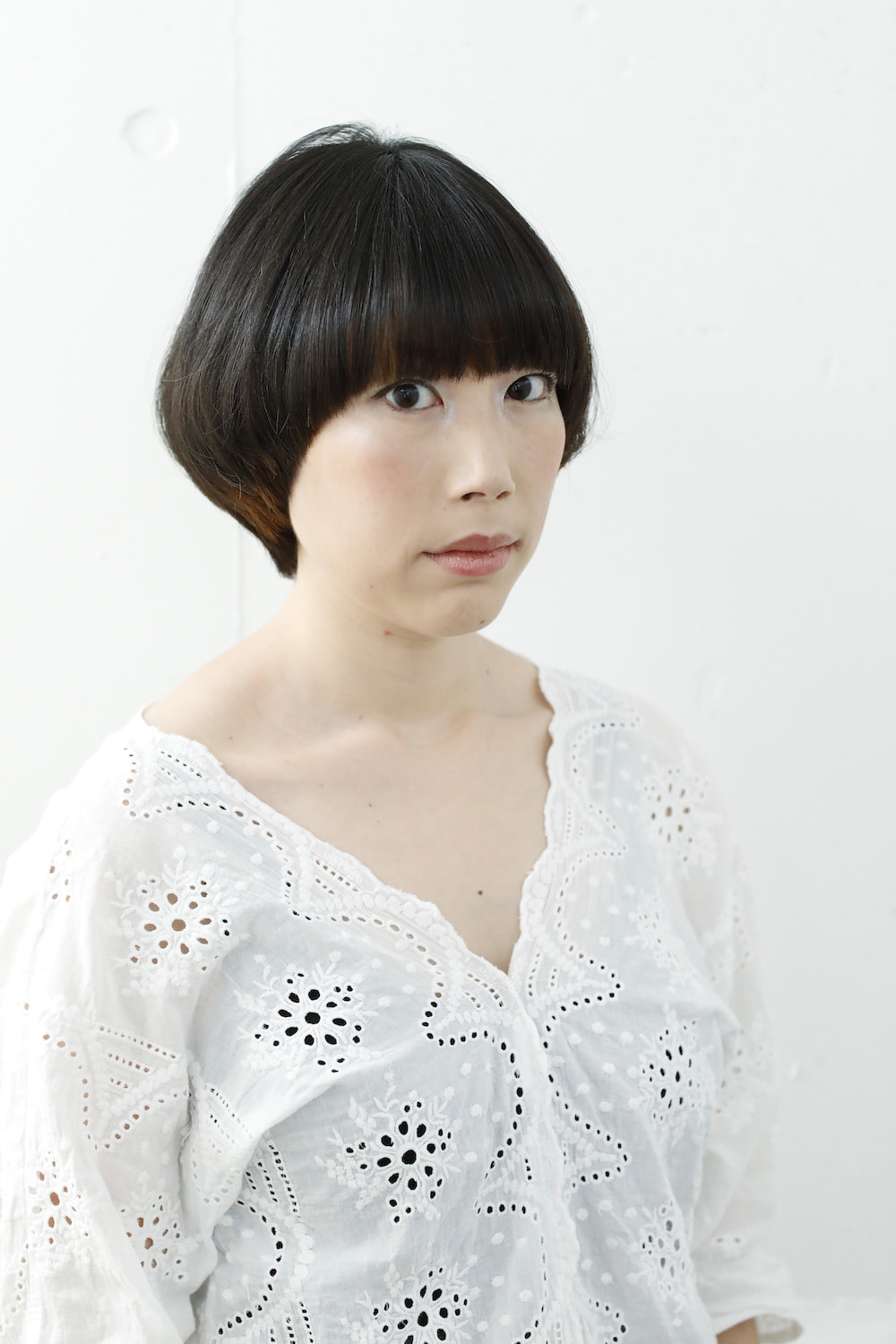 マッシュショートヘアの女性（正面）