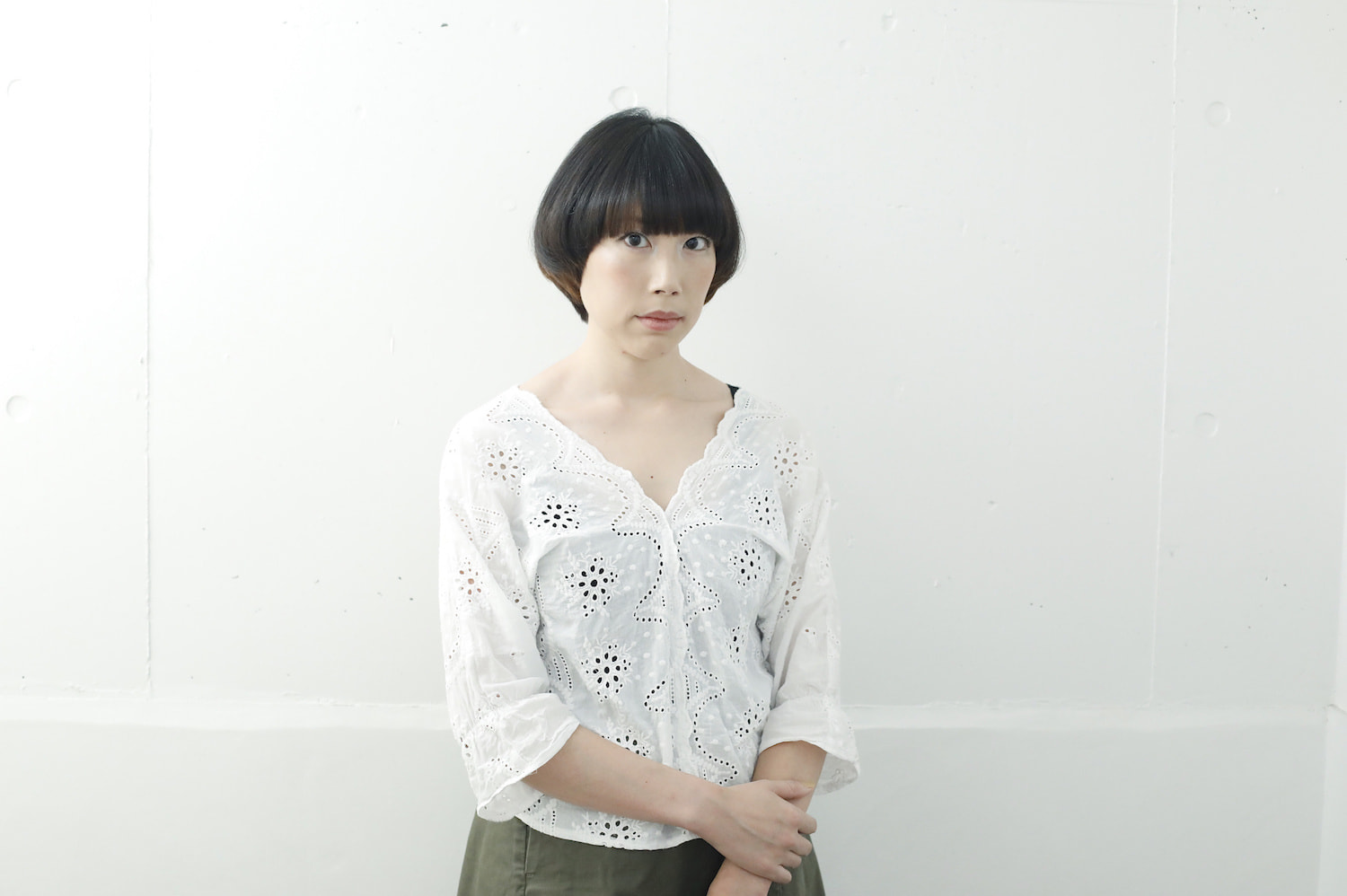 正面に立つ、マッシュスタイルの女性