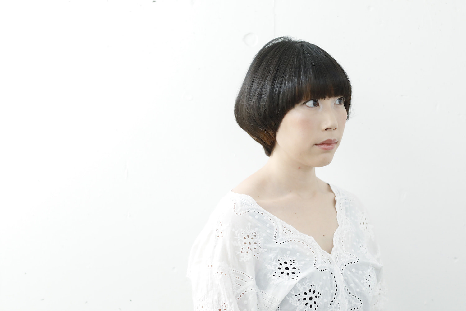 マッシュショートヘアの女性（横向き）