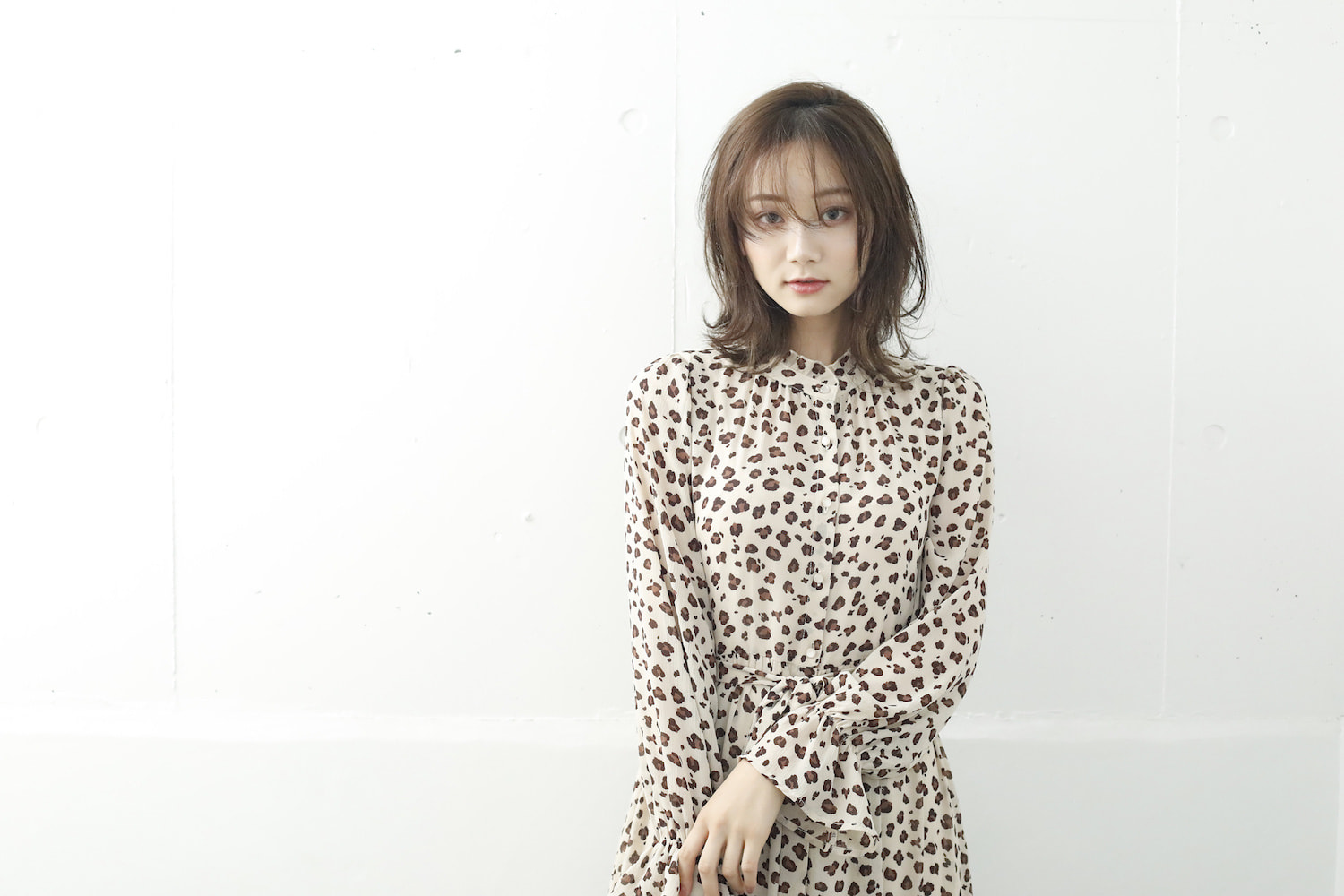 寝起きのようなゆるいヘアスタイルの女性（引き）