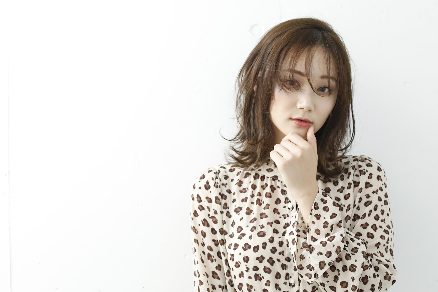 寝起きのようなゆるいヘアスタイルの女性