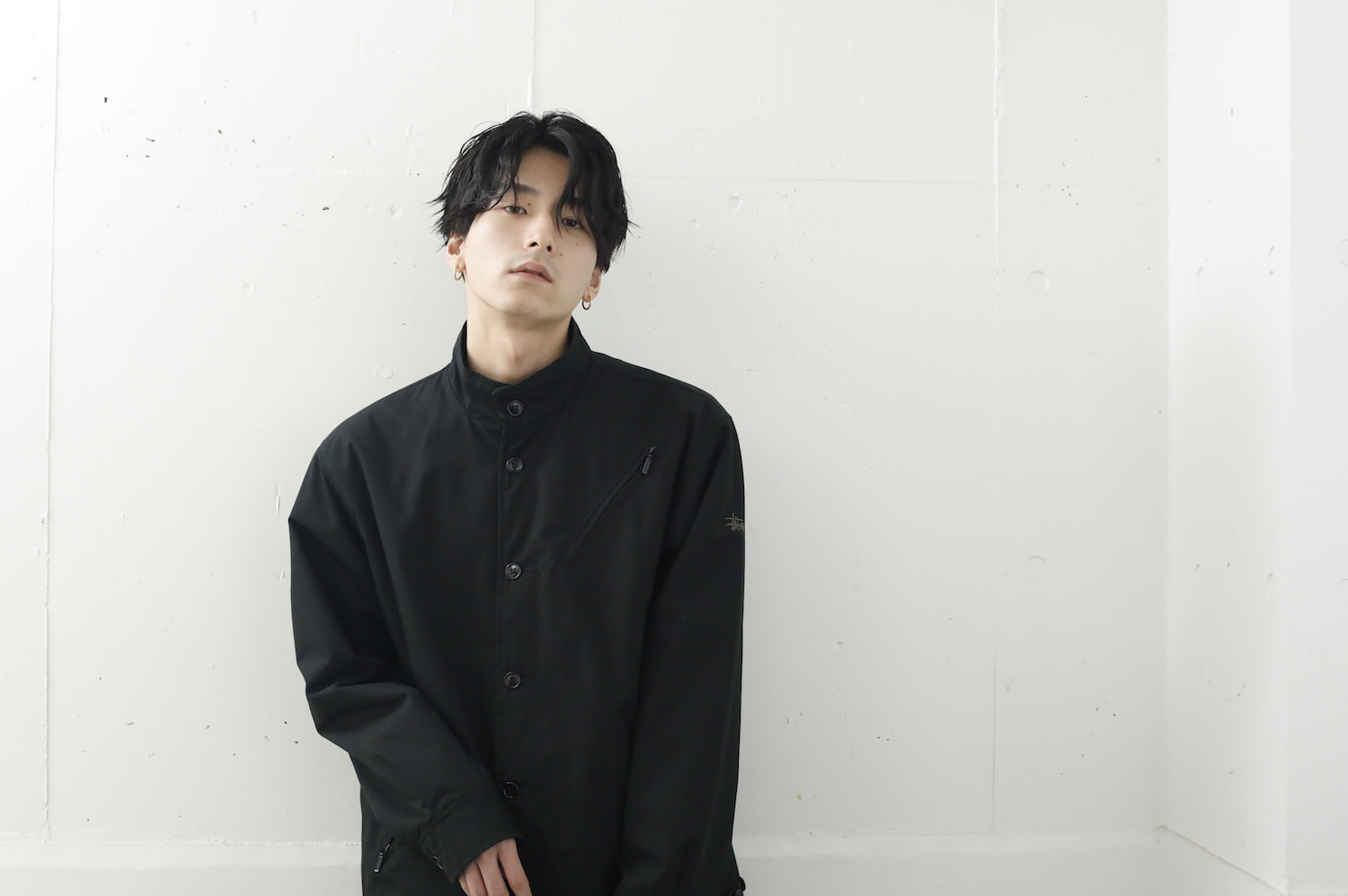 上向き加減のセンターパートの男性