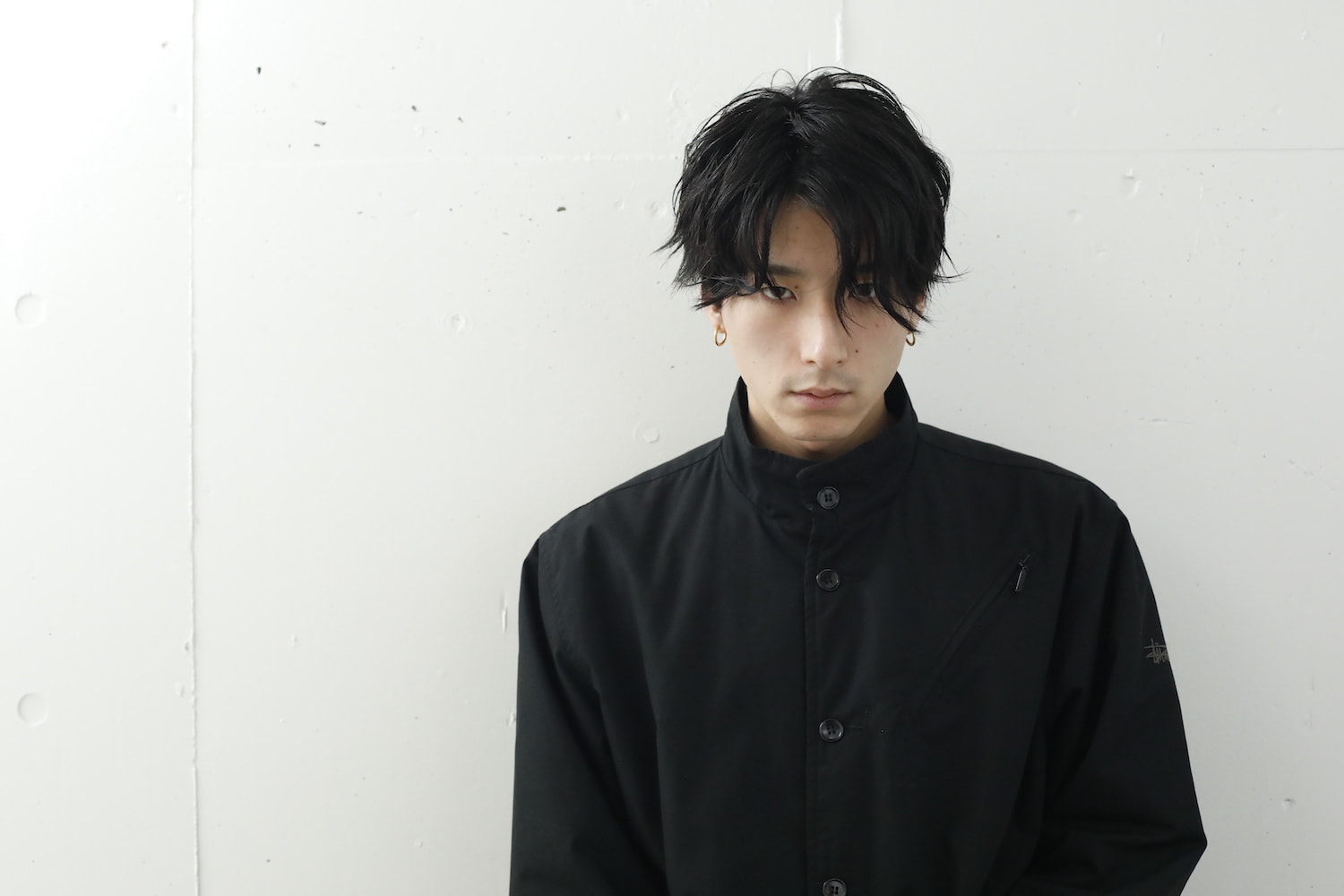 正面を見ているセンターパートの男性