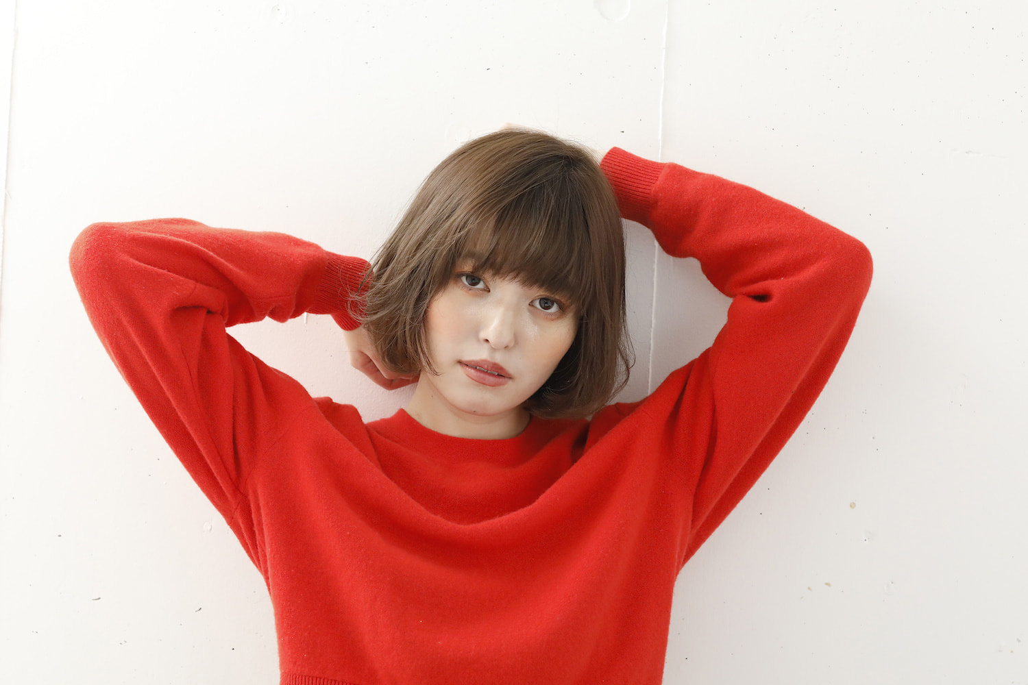 ふんわりミニボブの女性（両手を上げてる）